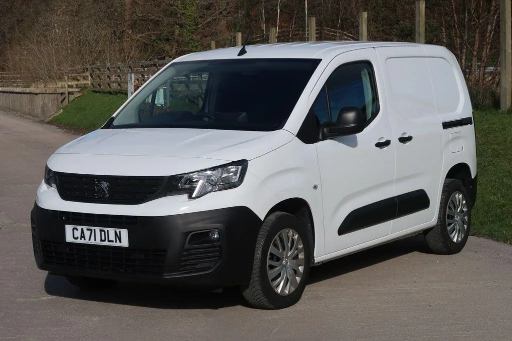 2021 Peugeot Partner Professional Premium photo 3