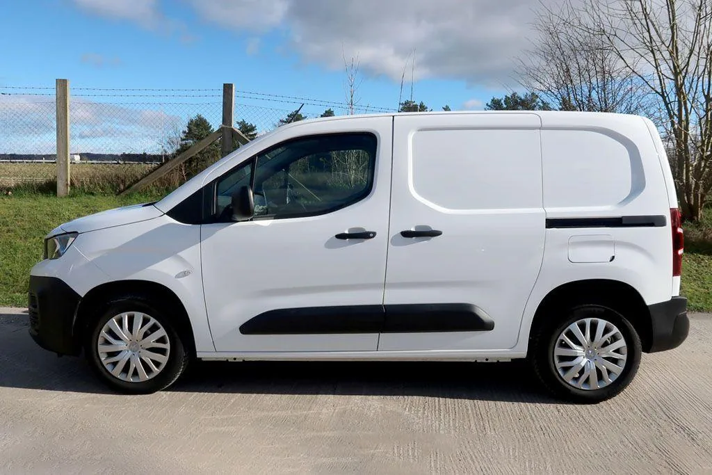 2021 Peugeot Partner Professional Premium photo 4