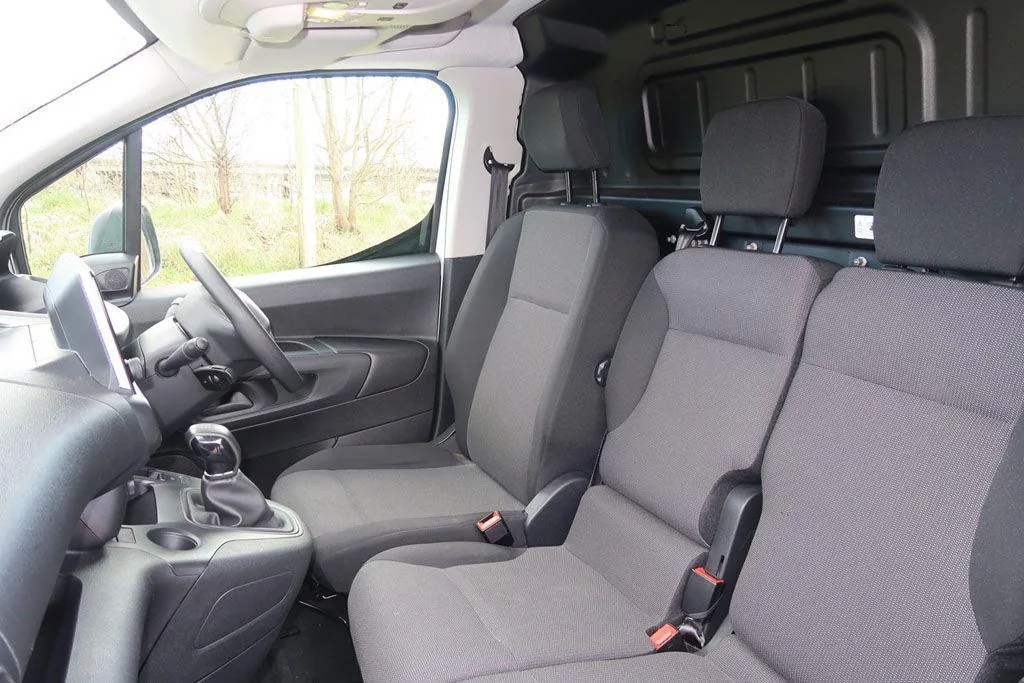 2021 Peugeot Partner Professional Premium photo 11