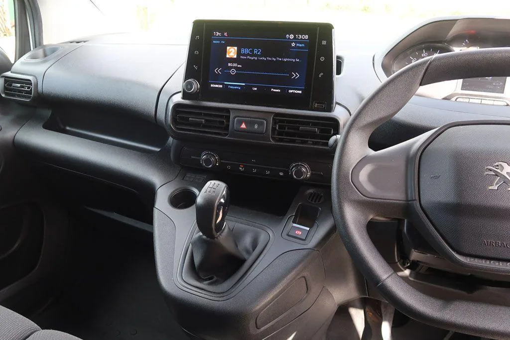 2021 Peugeot Partner Professional Premium photo 16